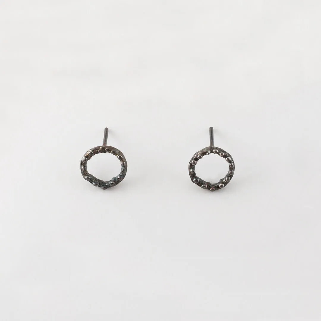 Tiny twig hoops with dewdrops - stud earrings - silver 925 - rainbow patina